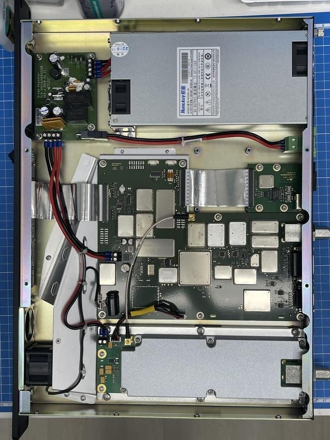 Цифровой DMR ретранслятор HYTERA HR-1065 мощность 50 Вт, VHF 136-174, питание 12 или 220 В, комплект с программатором